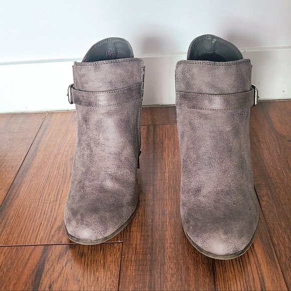 Y2K Fergie Grey Ankle Boots – Women’s Size 8 | Chunky Heel | Minimal Wear - Picture 2 of 5